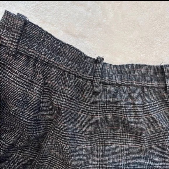 Zara Checked Darted Trousers Size S
Preowned/no flaws
Style 2761/254/802 - Picture 2 of 10